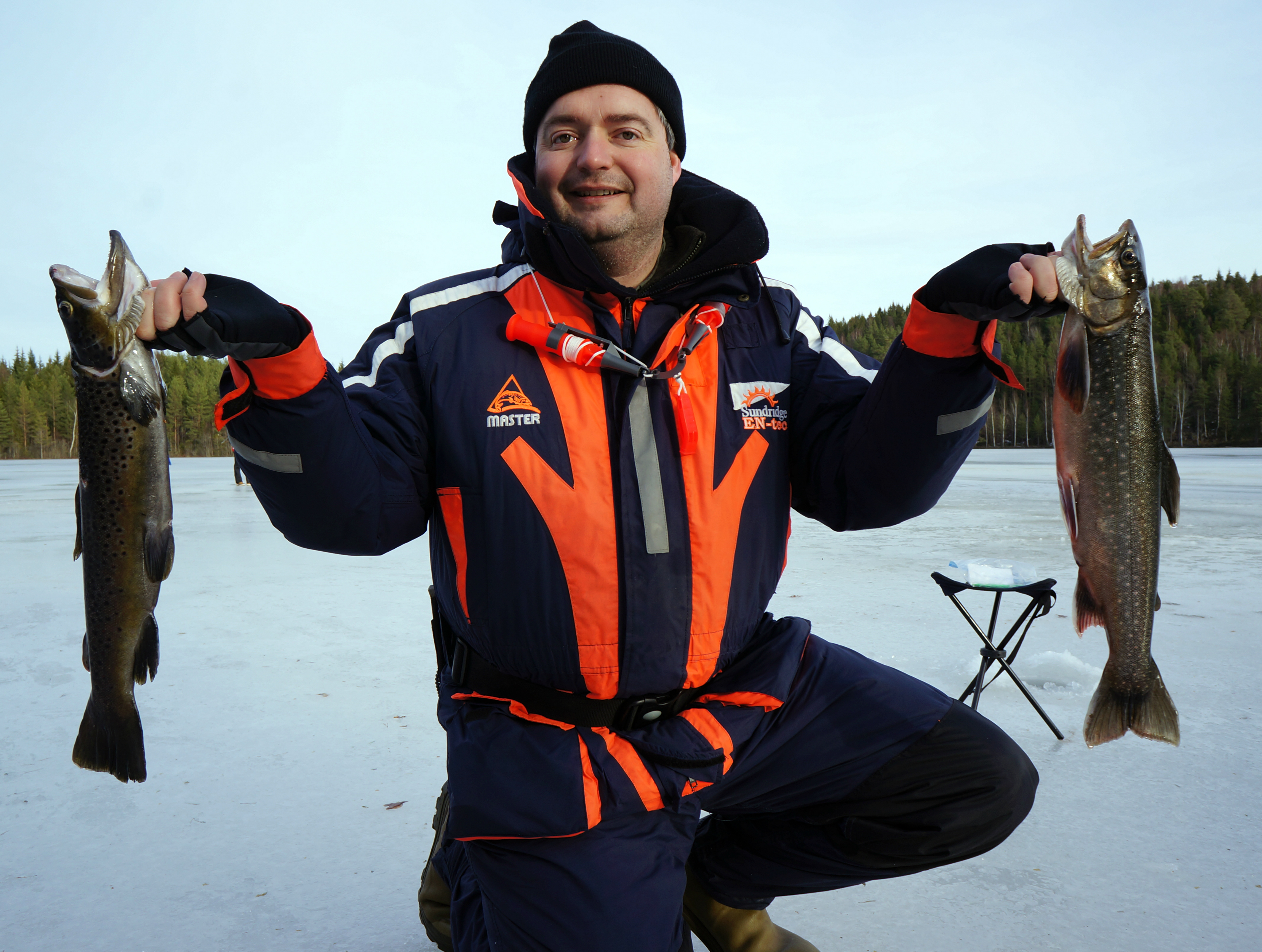 Bachforelle und Saibling beißen beim Eisangeln in Schweden.