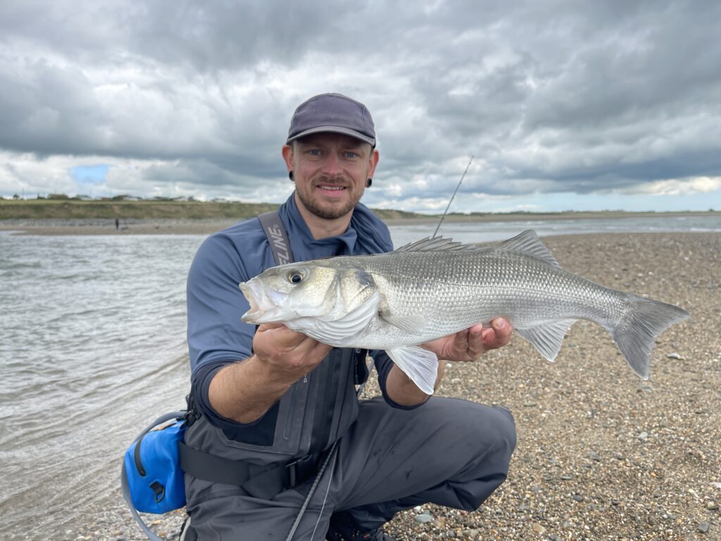 Timo mit einem starken Wolf aus dem Mündungsbereich bei Cullenstown Beach