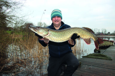 Jesco mit fettem Winterhecht, der beim Angeln mit Köderfisch biss