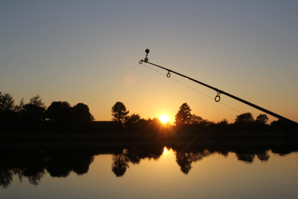 Die Sonne geht unter am Kanal. Jetzt beginnt die Beißzeit der Aale