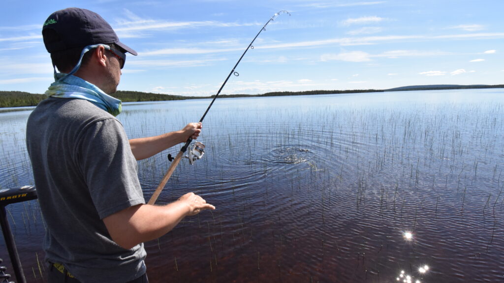 Elmar fischt im Grün auf Barsch – hier ging es ohne Beschwerung