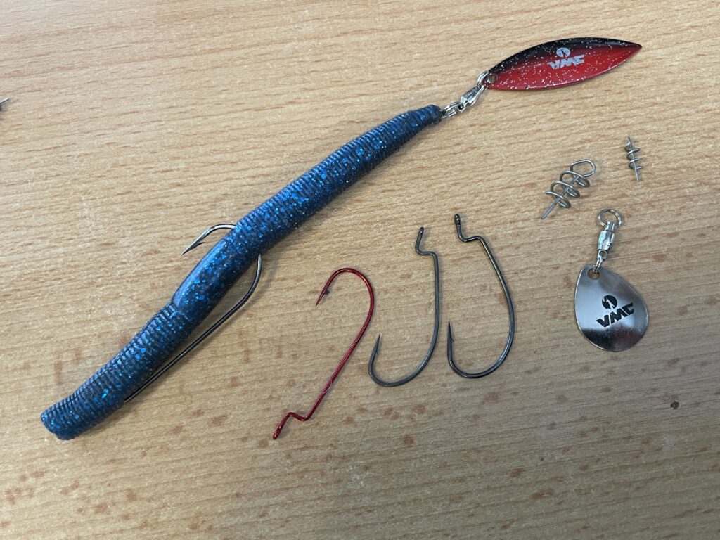 Beim MJ Rig reizt ein Spinnerblatt am Hinterteil des Gummiwurms